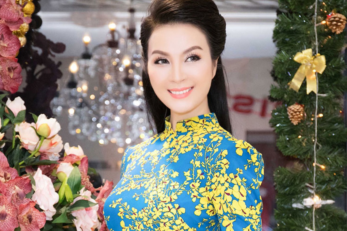 MC Thanh Mai dien 5 bo ao dai trong mot su kien